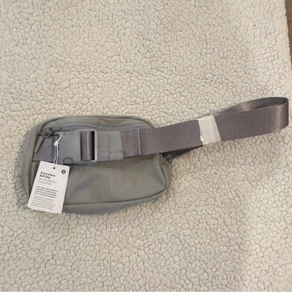 NWT Lululemon Everywhere Belt Bag in Silver Drop Gray - Picture 8 of 10